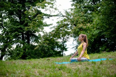 doğada Yoga egzersiz