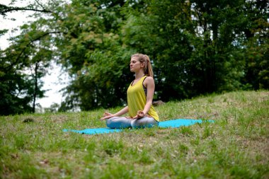 doğada Yoga egzersiz