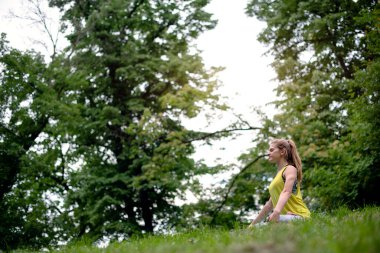 doğada Yoga egzersiz