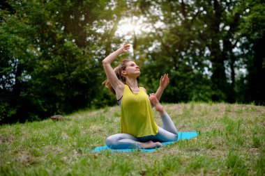 doğada Yoga egzersiz