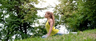 doğada Yoga egzersiz