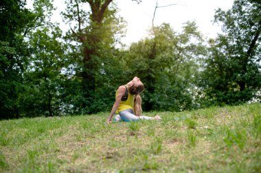 doğada Yoga egzersiz