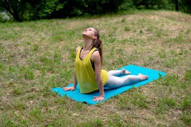doğada Yoga egzersiz