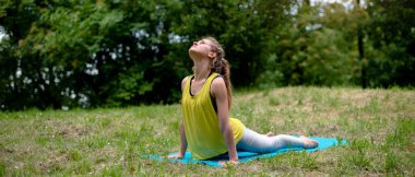 doğada Yoga egzersiz