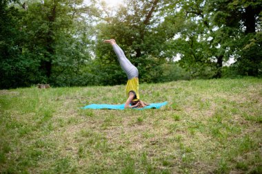 doğada Yoga egzersiz