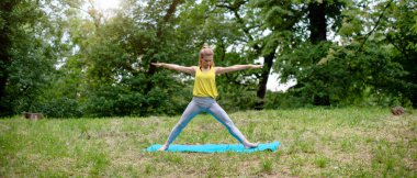 doğada Yoga egzersiz