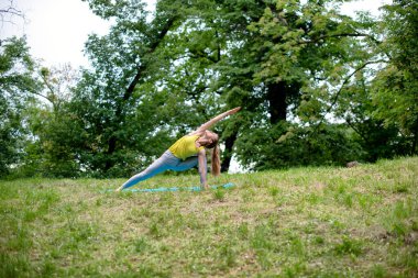 doğada Yoga egzersiz