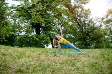 doğada Yoga egzersiz