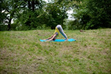 doğada Yoga egzersiz