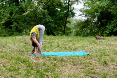 doğada Yoga egzersiz