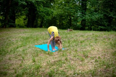 doğada Yoga egzersiz