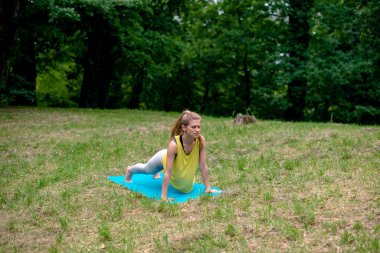 doğada Yoga egzersiz