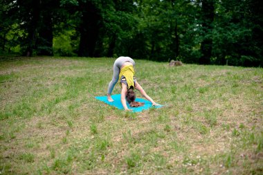 doğada Yoga egzersiz