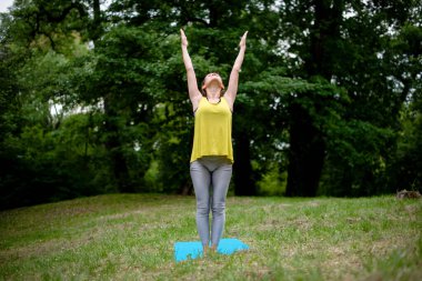 doğada Yoga egzersiz