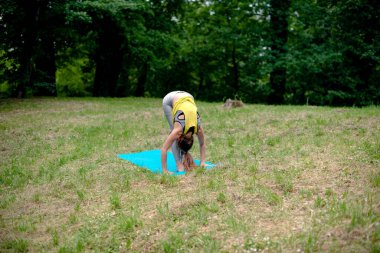 doğada Yoga egzersiz