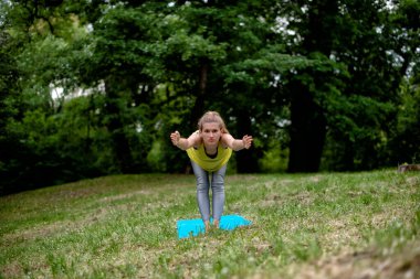 doğada Yoga egzersiz
