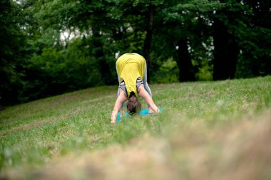doğada Yoga egzersiz