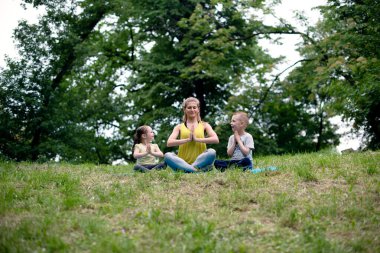 doğada Yoga egzersiz