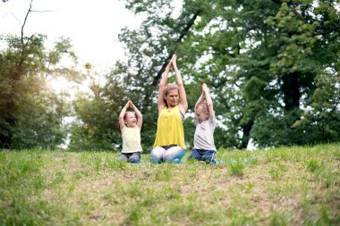 doğada Yoga egzersiz