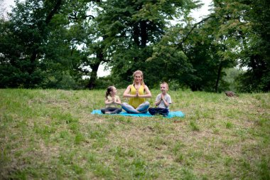 doğada Yoga egzersiz
