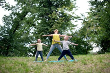 doğada Yoga egzersiz