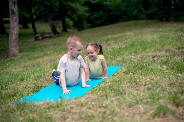 doğada Yoga egzersiz