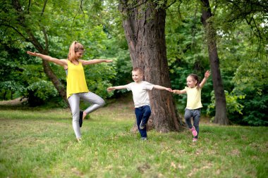 doğada Yoga egzersiz