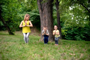 doğada Yoga egzersiz