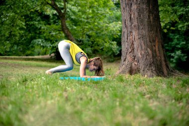 doğada Yoga egzersiz