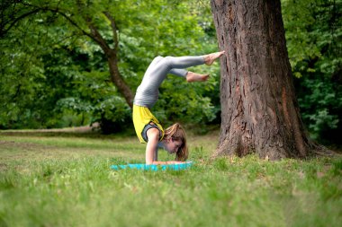 doğada Yoga egzersiz