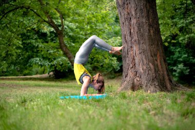 doğada Yoga egzersiz