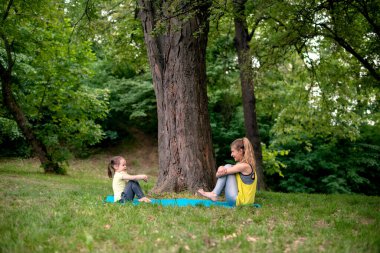 doğada Yoga egzersiz