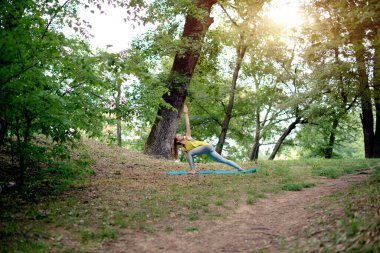 doğada Yoga egzersiz