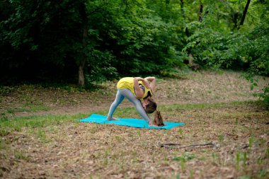 doğada Yoga egzersiz