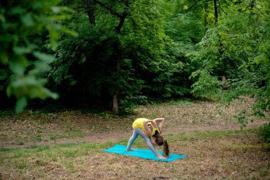 doğada Yoga egzersiz