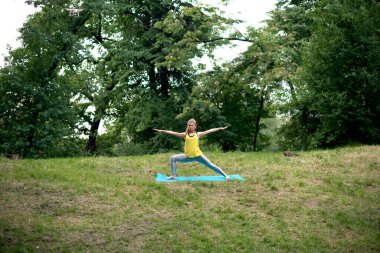 doğada Yoga egzersiz