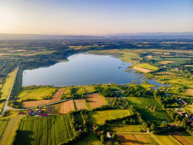 Çayırın ve suyun güzel hava manzarası. Drone fotoğrafçılığı. Kentsel olmayan manzara