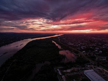 Novi Sad 'ın üstündeki dramatik gökyüzü