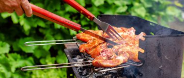 Bahçede barbekü. Yaz partisi. Lezzetli ızgara yemekler..