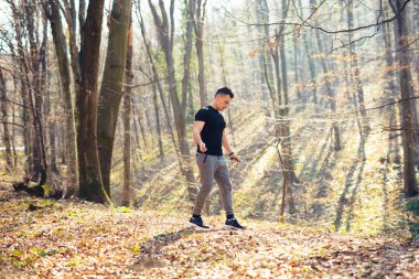 Doğa ve iple egzersiz yapan bir adam.