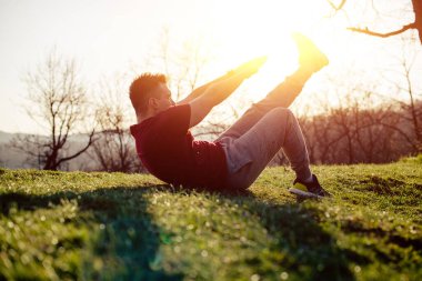 Doğadaki karın kasları eğitimi