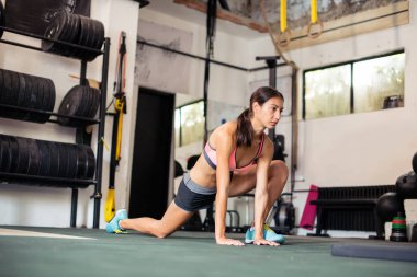 Çekici kız spor salonunda geriniyor.