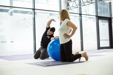 Top antrenman sınıfı, antrenör ve son sınıf öğrencisi.