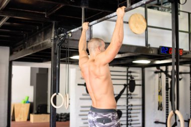 Seksi adamın sırt kasları.