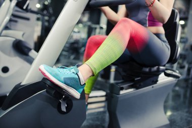 Spor salonunda bisiklet, kız egzersiz yapıyor.