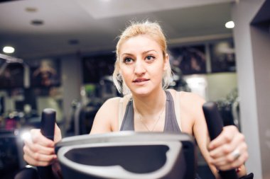 Spor salonunda bisiklet eğitimi.