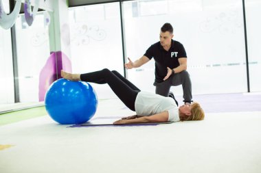 Kişisel antrenör müvekkilini düzeltiyor.