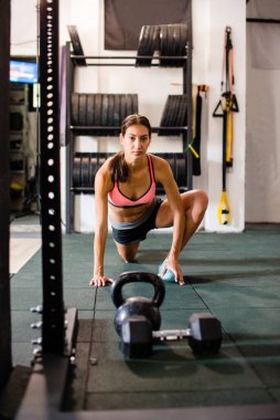 Genç bir kadın için çapraz beden eğitimi