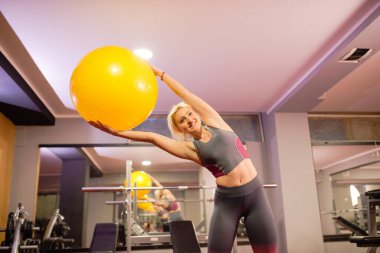 Fitness pilates yapan genç bir kadın