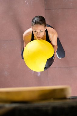 Büyük toplu kız egzersizi, yüksek açılı görüş
